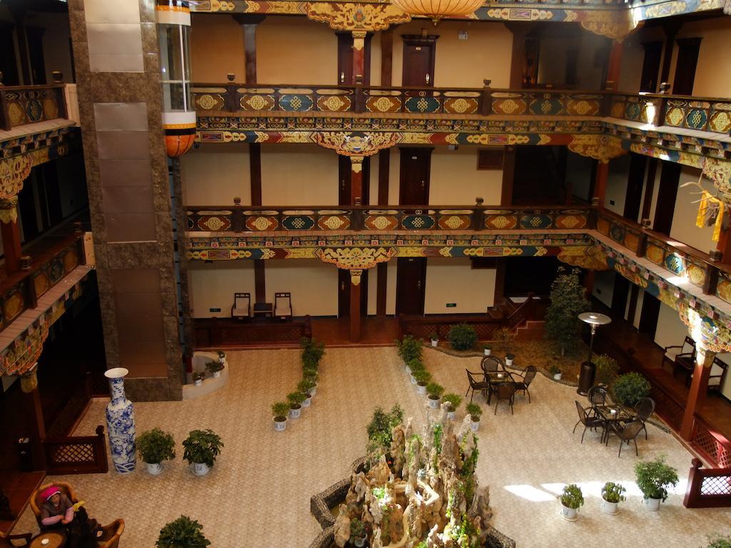 Lanting Yipin Hotel Shangri-La Exterior photo